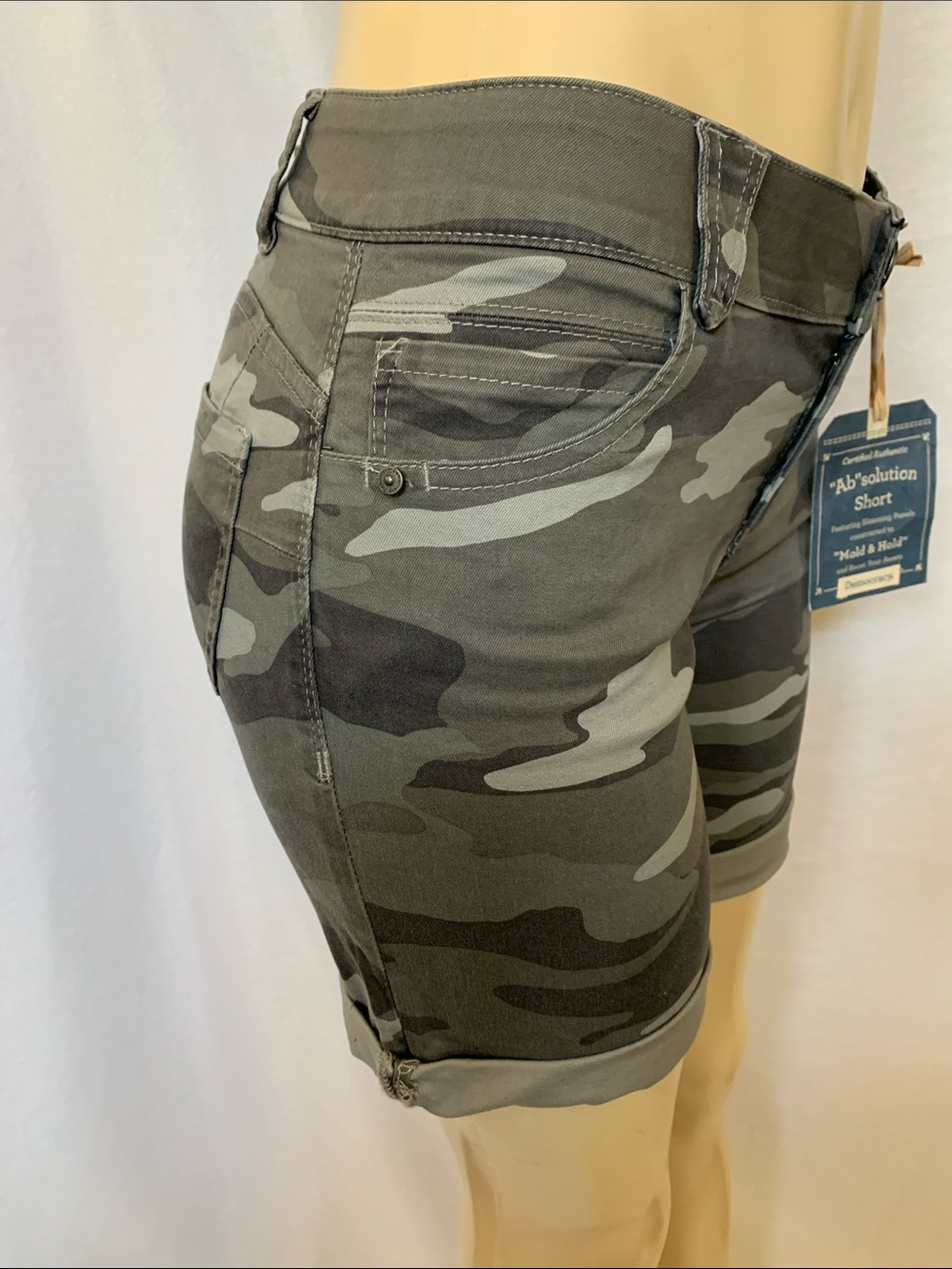 DEMOCRACY Women’s Camo Roll-Cuff Shorts Size 4 Green Camouflage NWT - Picture 2 of 7